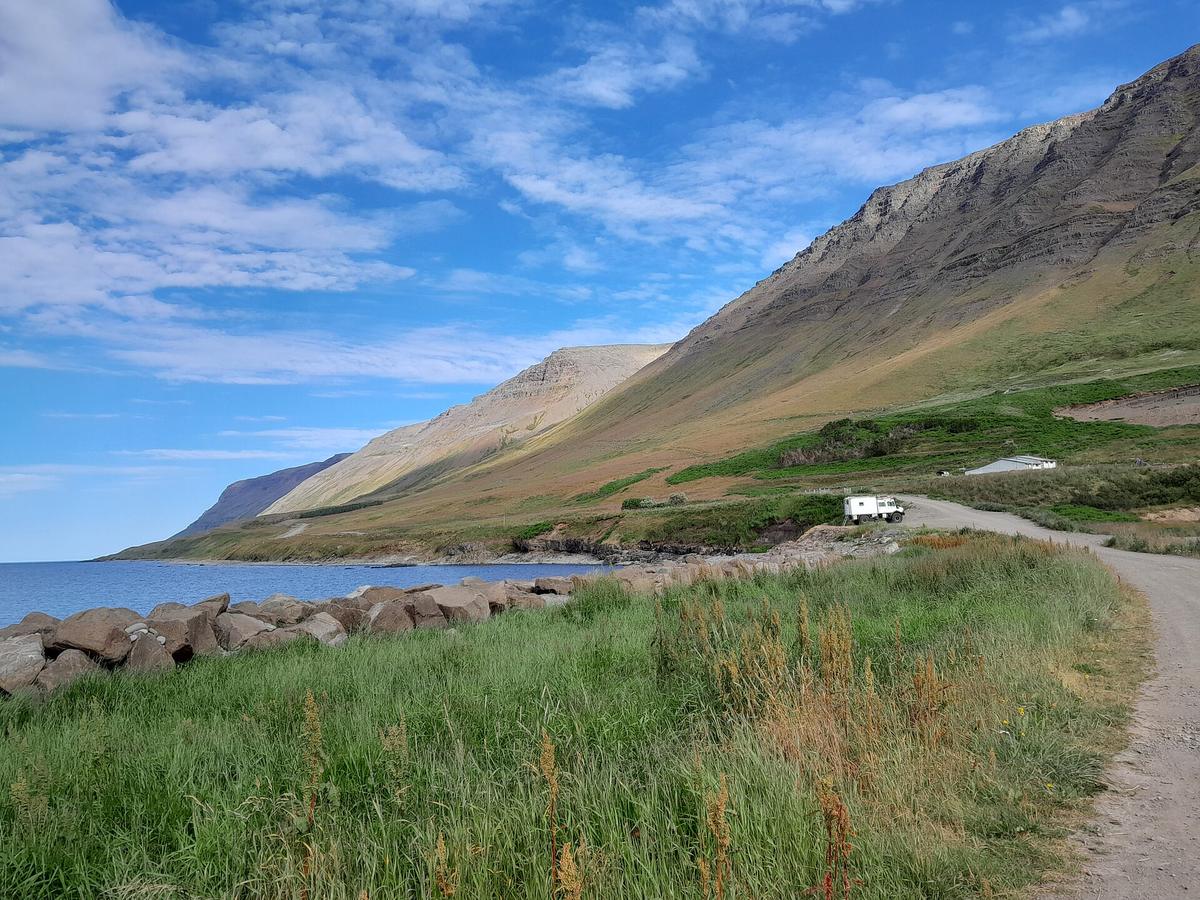 Iceland road gravel mountains